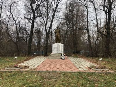 Братская могила воинов Советской Армии, погибших в феврале 1943 года. Захоронено 425 человек, установлено фамилий на 113 человек. Скульптура установлена в 1963 году