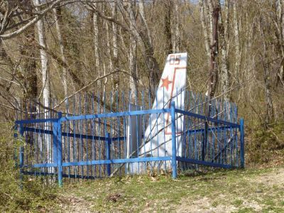 Могила 4 летчиков 8-го авиаполка, погибших в бою с фашистскими захватчиками