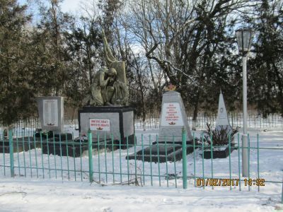 Братская могила советских воинов, погибших в боях с фашистскими захватчиками