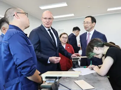 Дмитрий Чернышенко побывал в Якутии в новом здании школы в селе Хатассы