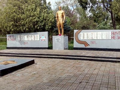 Братская могила 895 советских воинов, погибших в боях с фашистскими захватчиками