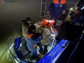 Пассажиров теплохода «Московский-11», севшего на мель, эвакуируют судами на воздушной подушке