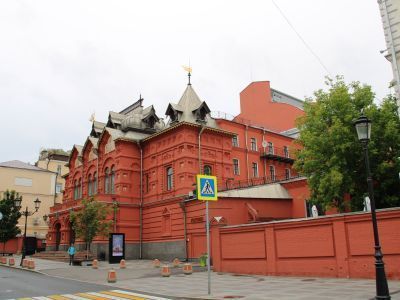 Русский драматический театр (Ф.А.Корша), кон. XIX в. – нач. XX в., архитектор М.Н.Чичагов. Здесь в 1885-1932 гг. работали артисты А.П.Кторов, И.М.Москвин, А.А.Яблочкина и другие