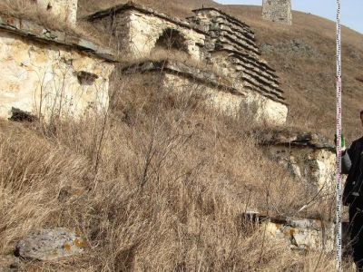 Склеп полуподземный с гладкой фасадной стеной 18