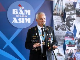 Московские школьники передали памятный костыль строителям железной дороги Якутск – Магадан