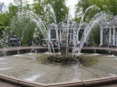 Бассейн с фонтаном "Адам"