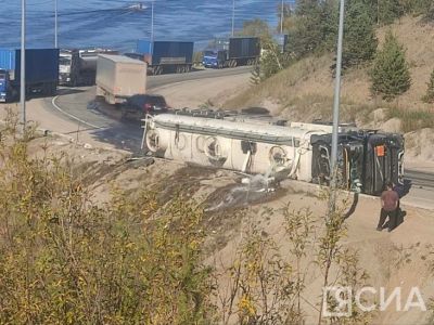 Бензовоз опрокинулся в Нижнем Бестяхе — проезд к парому временно закрыт            
                UPD