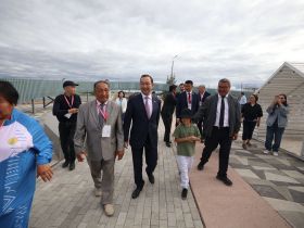 Глава Якутии осмотрел новую набережную в селе Ытык -Кюель