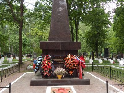 Центральный обелиск на воинском мемориальном кладбище