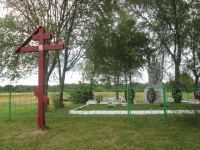 Братская могила 980 воинов Советской Армии и партизан, погибших в 1941-1943 гг. в боях с немецко-фашистскими захватчиками. Установлен обелиск