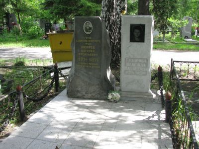 Могила Героя Социалистического Труда токаря  Василия Васильевича Назарова