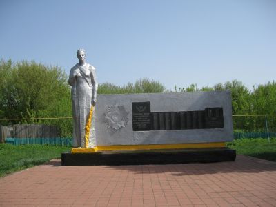 Памятник воинам-землякам. Скульптура скорбящей матери с ребенком