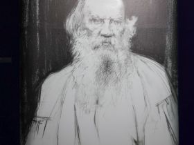 В Якутске открылась выставка «Эволюция образа Толстого: от Ге до Гинцбурга»