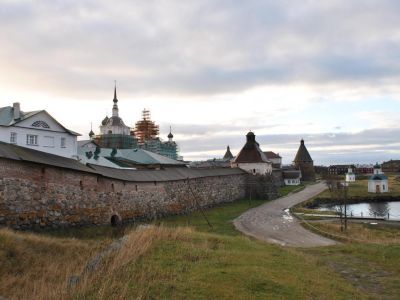 Прясло между Корожной и Успенской башнями с Рыбными (Сельдяными) воротами