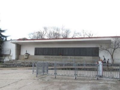 Мемориальная стена рабочим морского завода, погибшим в годы Великой Отечественной войны 1941 – 1945 гг., В.М. Криуленко, 1967 г.
