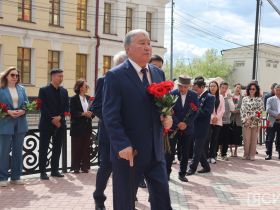 В Якутске в День национальной печати возложили цветы к памятнику Василию Никифорову-Кюлюмнюру