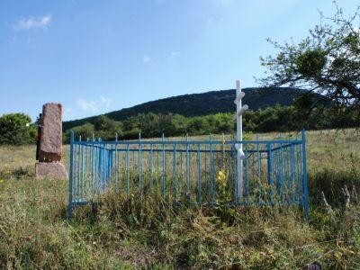 Памятный знак на месте гибели мирных жителей села Лаки - жертв фашистского террора