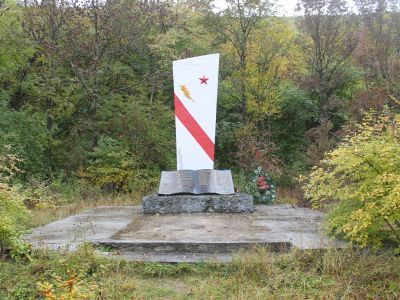 Памятный знак на месте гибели мирных граждан в Васильковской балке во время авианалета и карательной операции немецких и румынских войск