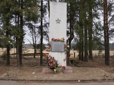 Памятник-стела, установленный на рубеже обороны в 1941 г.  города Тихвина