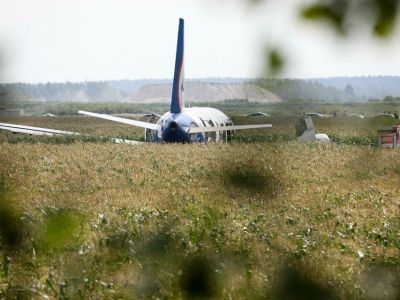 Путин присвоил звание Героев России посадившим А321 на поле летчикам