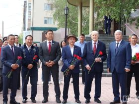 В Якутске в День национальной печати возложили цветы к памятнику Василию Никифорову-Кюлюмнюру