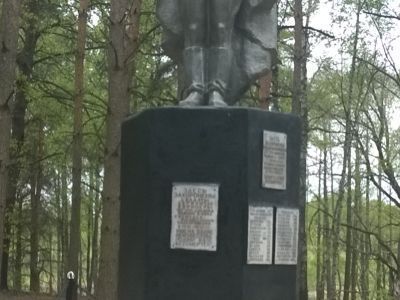 Братская могила 28 советских воинов, погибших в 1941 и 1943 гг. в боях с немецко-фашистскими захватчиками