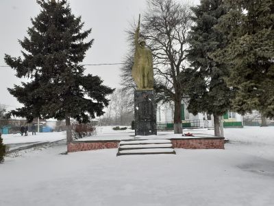 Братская могила советских воинов, погибших в боях с фашистскими захватчиками в 1943 году. Захоронено 14 человек, имена всех установлены. Скульптура советского воина