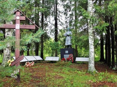 Воинское кладбище, где похоронены воины Советской Армии, погибшие в боях за освобождение Холмского района от немецко-фашистских захватчиков в период Великой Отечественной войны