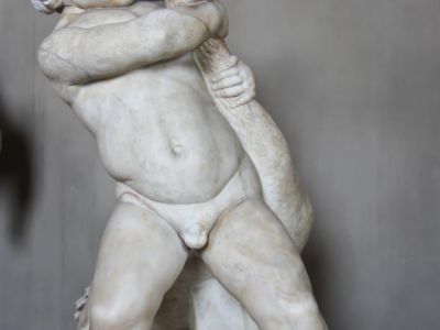 Скульптурная группа "Мальчик с гусем"