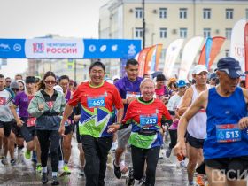 Сотни якутян в национальной одежде пробежали на марафоне Олонхо