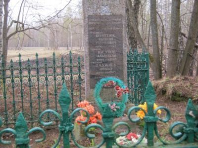 Братская могила советских воинов, погибших в боях с немецкими захватчиками