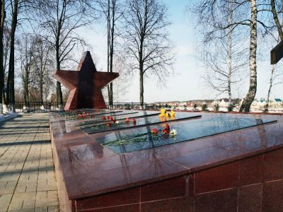 Братская могила советских воинов, погибших в боях с фашистами, 1941 г.