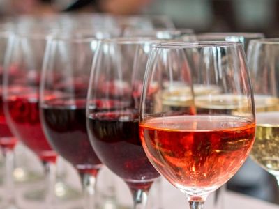 Роскачество оценило долю российского вина в винных картах