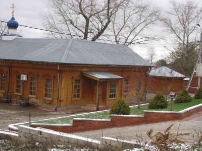 Здания медпункта (золотошвейная) и школы (кельи, иконописная), входившие в комплекс земской больницы, занимаемых ПРО "Воскресенский мужской монастырь"