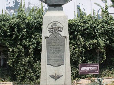 Бюст дважды Героя Советского Союза Амет-Хана Султана