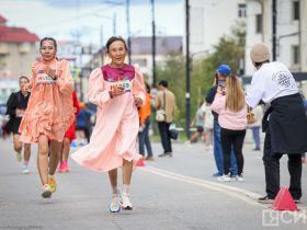 Сотни якутян в национальной одежде пробежали на марафоне Олонхо