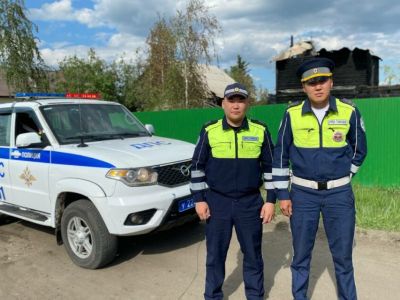 В Якутии полицейские спасли мужчину из горящего дома