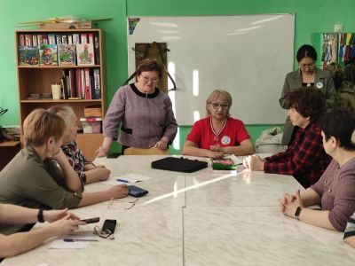 Волонтеры швейного цеха из Якутска проводят мастер-класс по пошиву одежды для бойцов