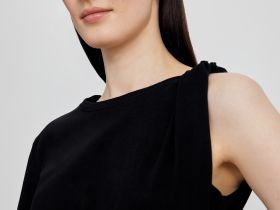 Топ из хлопка с открытым плечом и фигурным узлом