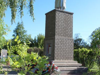 Братская могила советских воинов, погибших в боях с фашистскими захватчиками в 1943 году. Захоронено 44 человека, имена установлены. Скульптура советского воина