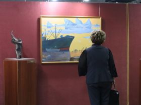 Живописец Федот Макаров подарил НХМ картины якутского снайпера и охотника