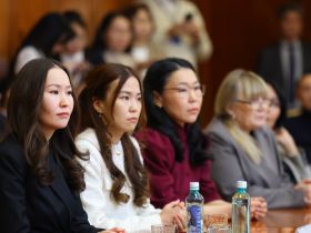 Айсен Николаев наградил выдающихся ученых Якутии