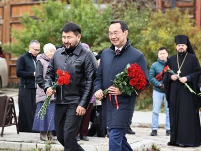 Айсен Николаев возложил цветы к памятнику основателя Якутска