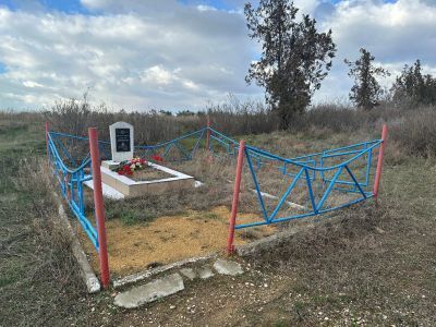 Братская могила советских воинов