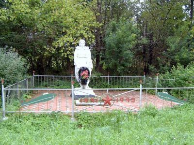 Братская могила с захоронением воинов, погибших  в период Великой Отечественной войны 1941—1945 гг