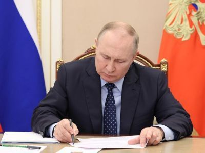 Путин подписал закон об индексации с 1 июня на 10% военных пенсий