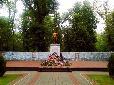 Братская могила 187 советских воинов, погибших в боях с фашистскими захватчиками