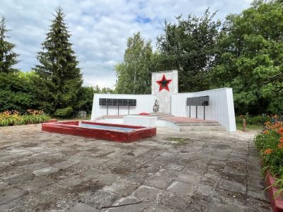 Братская могила воинов Советской Армии. Захоронено 34 человека, установлены фамилии 21 человека. Скульптура установлена в 1957 году