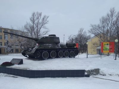 Танк "Т-34-85"- установленный в честь воинов 7 гвардейской отдельной танковой бригады, защищавшей Сталинград