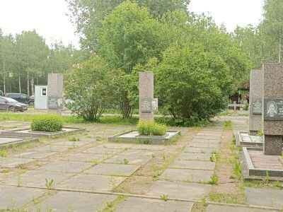 Памятное место-участок, где захоронены Герои Советского Союза: Блинников С.А. (1907-1985), Тимофеев С.П. (1913-1974), кавалер 3-х орденов Славы - Васильев Г.А. (1922-1987)